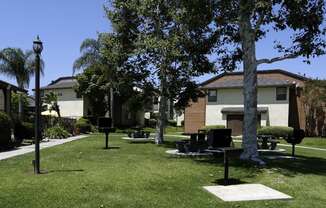 Picnic Area with BBQ'sat Lincoln Park Apartments, Corona