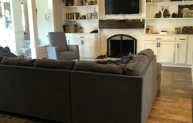 $2,395 Fowler & Shaw, Gorgeous 3 Bedroom home - Stanford Ave, Clovis