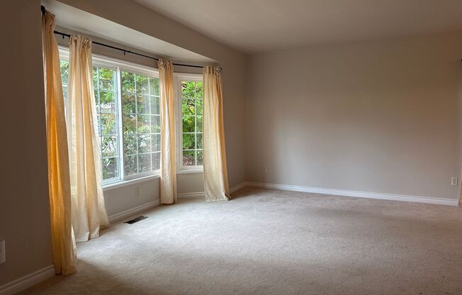 Beautiful Tri-level 4 beds, 2.5 baths plus den, within one mile from Cougar Ridge Elementary