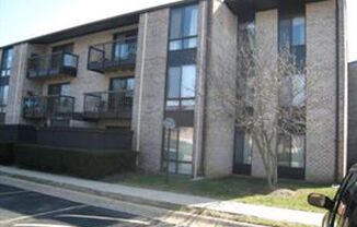 SPACIOUS 2 BEDROOM 2 BATH CONDO IN CENTER COURT