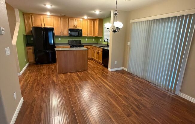 AMERICANA Property Mgmt - Beautiful 3-Beds, 2 story Home with Balcony & Backyard in SW