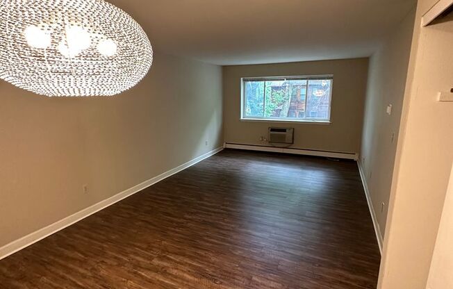 2 beds, 1 bath, $1,395, Unit 216