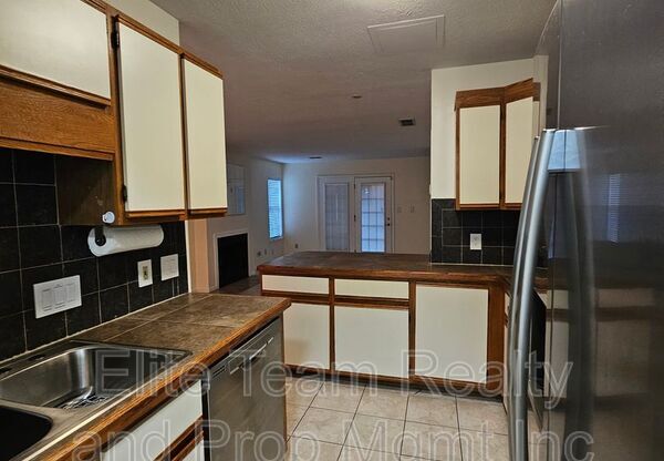 802 ALT SELWYN OAKS CT