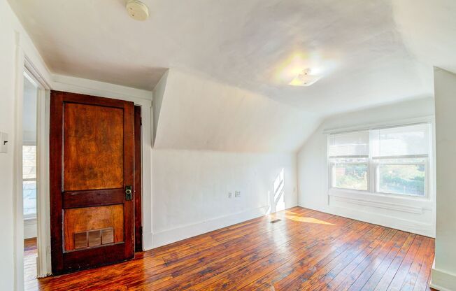 3 beds, 1 bath, $1,500, Unit Apt 2 (top)