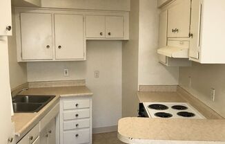 Convenient 2x1 with Parking- dog friendly!