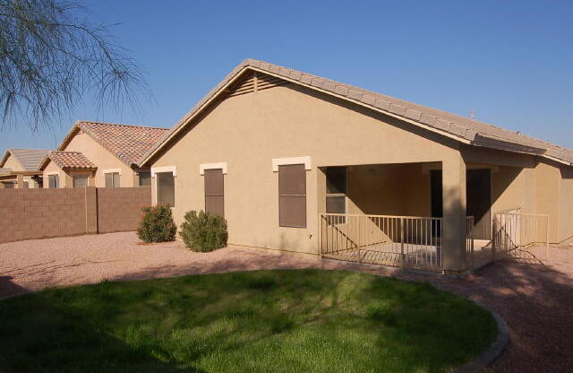 Near Basha High, 3 car tandem garage!