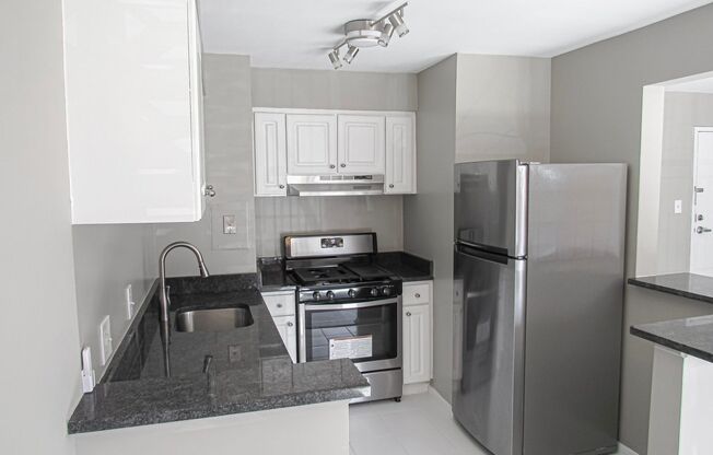 Bright and Modern 1 Bed 1 Bath Condo With Awesome Amenities In Twenty-One