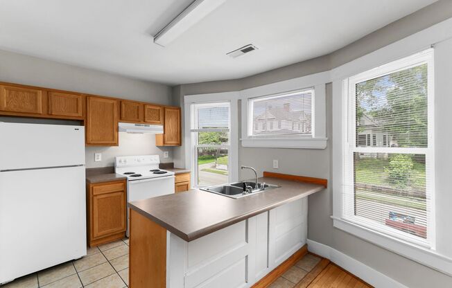 2 beds, 2 baths, 892 sqft, $1,350, Unit 1