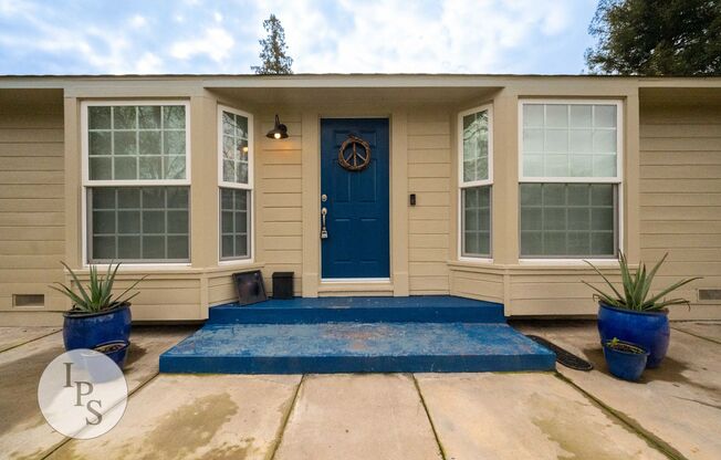 Beautiful Old Fig Home, 3BR/1BA, Huge Lot! Walking to Van Ness / Christmas Tree Lane - Lots of Amenities!