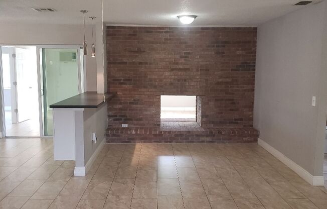 NICE, LARGE (SOLAR POWERED!)   4 BED / 2 BATH / 1 CAR GARAGE / POOL!  (ORLANDO WEST)