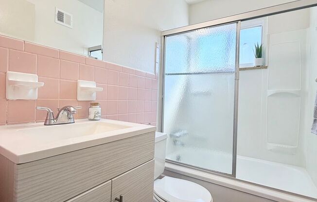 1 bed, 1 bath, 650 sqft, $925, Unit 2815-D