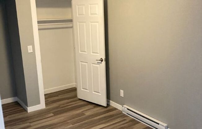 3 beds, 1 bath, 650 sqft, $1,445, Unit 1213 - 09