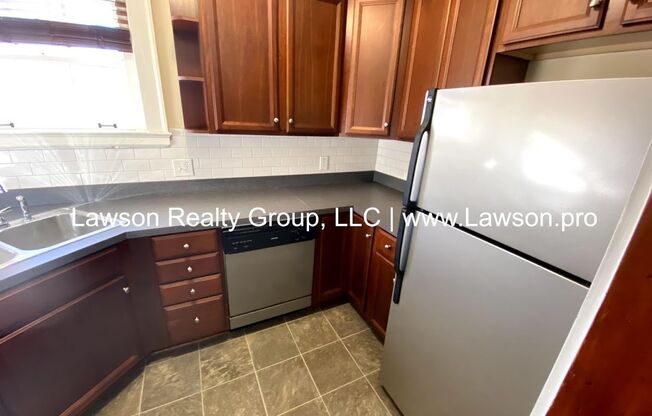 2 beds, 1 bath, 900 sqft, $1,275, Unit BensonFranklin - 04