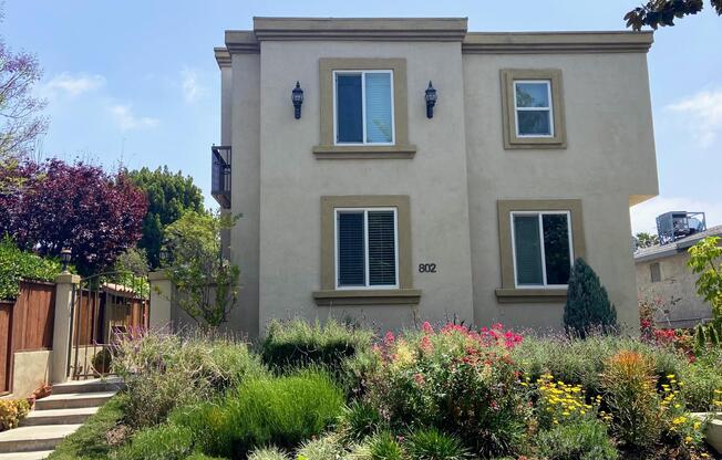 802 MAGNOLIA AVE