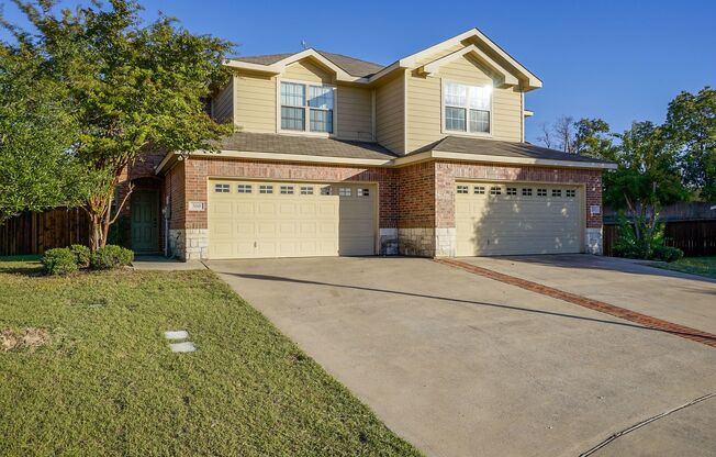 NICE 3 BEDROOM DUPLEX LOCATED IN LAVON, TEXAS!