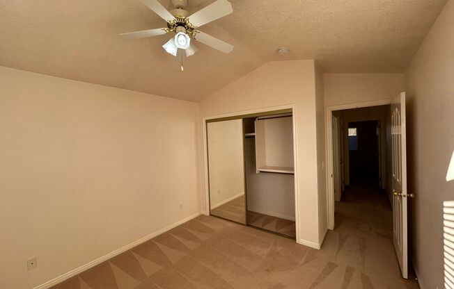 3 beds, 2 baths, $2,095, Unit Cameo PARK HOA.