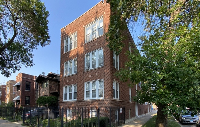 2416 W FARGO AVE