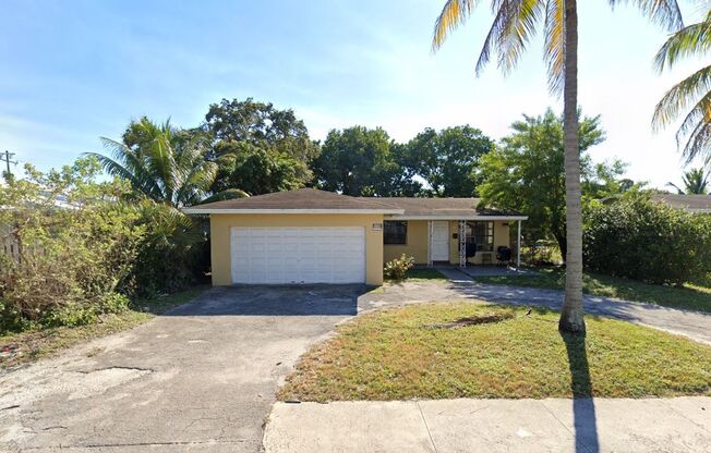 Large 5-2 house in Oakland Park