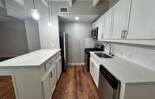 1 bed, 1 bath, 700 sqft, $1,275, Unit 243