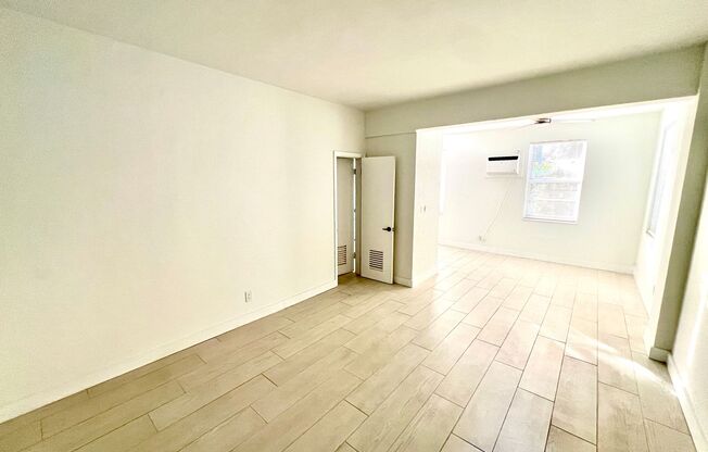 Beautiful studio apartment in the heart of South of Fifth, completely remodeled & steps from the beach!