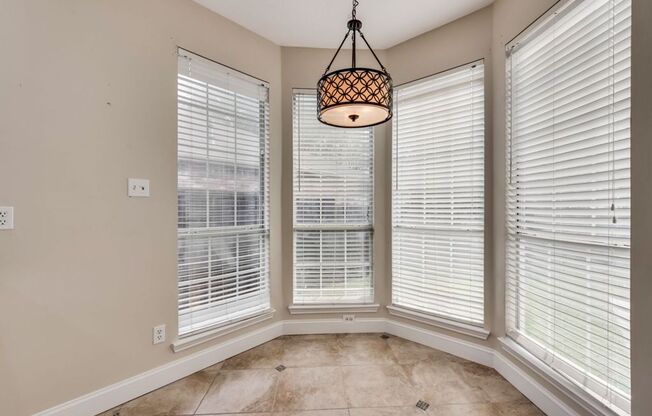 Move-In Ready!!! 3 Bed 2.5 Bath 1800 sqft house in the desirable Villages at Valley Creek Subdivision