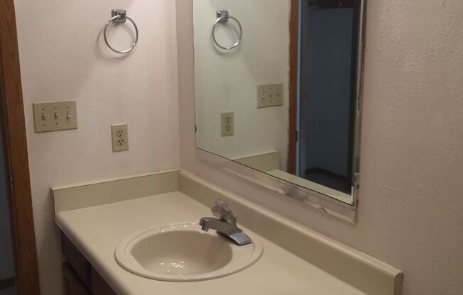 2 beds, 1 bath, 800 sqft, $1,650, Unit 1940-2