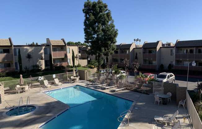 Front pool with Spa and pool furniture