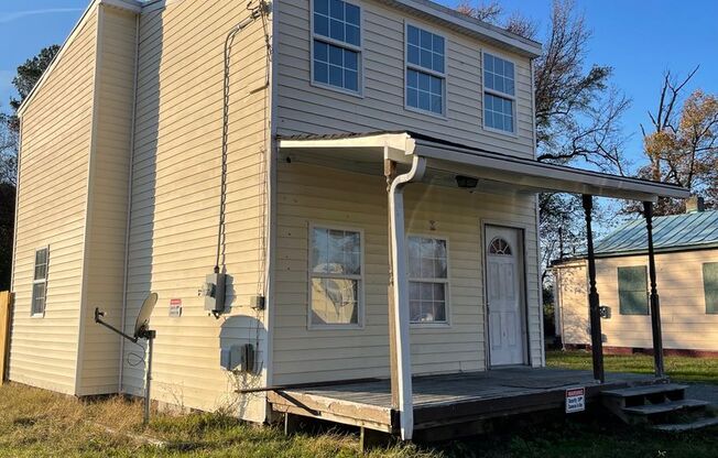 3 bed house with central hvac, yard, laundry, porch