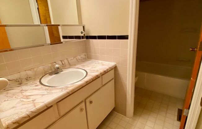 2 beds, 1.5 baths, 1,100 sqft, $1,035, Unit 43