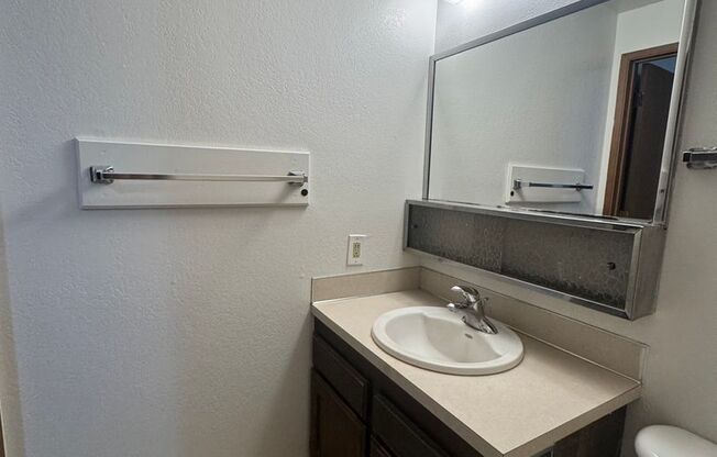 2 beds, 1 bath, 925 sqft, $1,250, Unit b