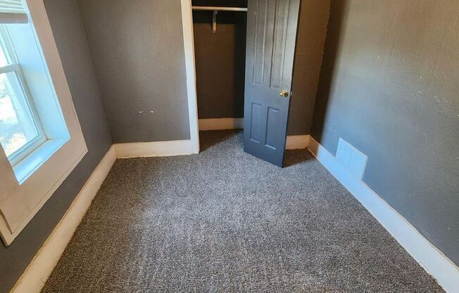 2 beds, 1 bath, $695, Unit 315