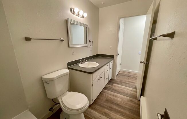 2 beds, 1 bath, 760 sqft, $1,100, Unit 10