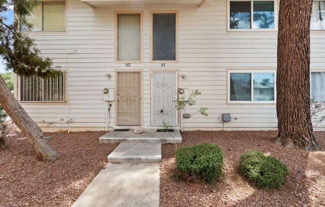 1 Bedroom Townhouse With Hardwood Flooring in Paradise!