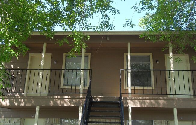 2 beds, 1 bath, 840 sqft, $695