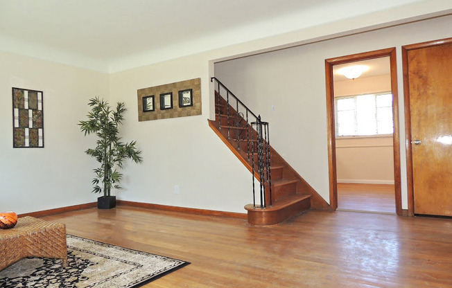 3 Bed & 2 Full Bath Cape Cod for Rent!