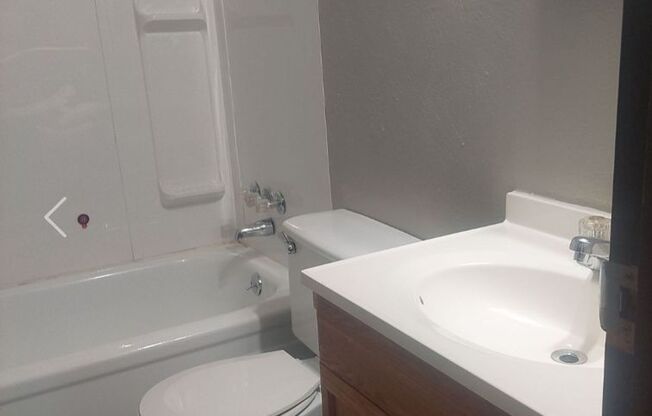 2 beds, 1 bath, $895, Unit H