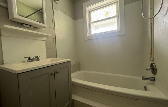 2 beds, 1 bath, $1,300