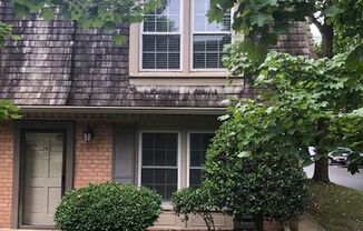 2 bed/1.5 Bath Condo in Green Hills, Community Pool, Convenient to Vandy/Belmont and Interstate Access