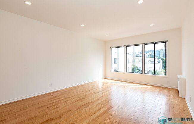 Marina: Remodeled Top Floor 1 Bedroom near Chestnut Shops