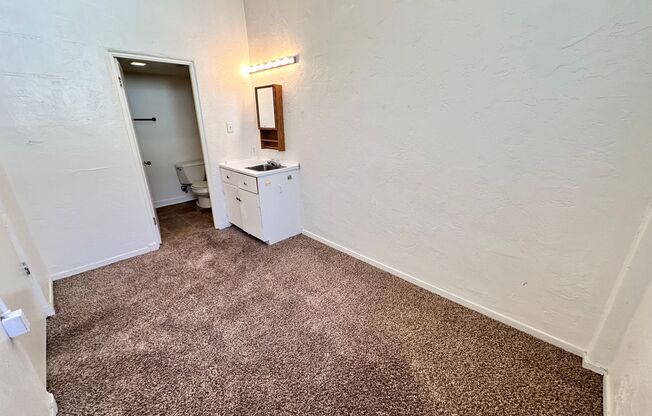 1 bed, 1 bath, 600 sqft, $895, Unit 525 A Wellesley