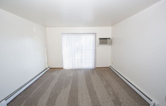 2 beds, 1 bath, $800, Unit 2523-13