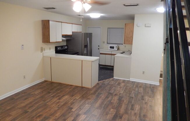 LOVELY 2/1.5 Close to TCC & FSU w/ Stainless Appliances, Fenced Yard, Washer/Dryer, & Plank Vinyl Throughout! Avail June 1st $1150/month!