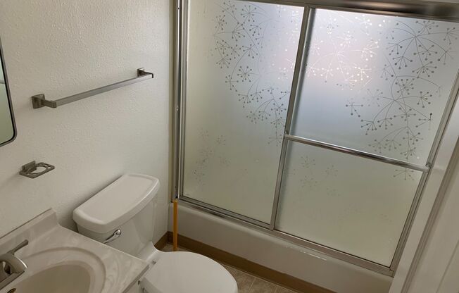 1 Bed 1 Bath Apartment in a Triplex Close to Downtown
