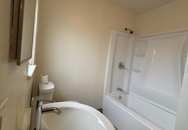 438 W 21 ST