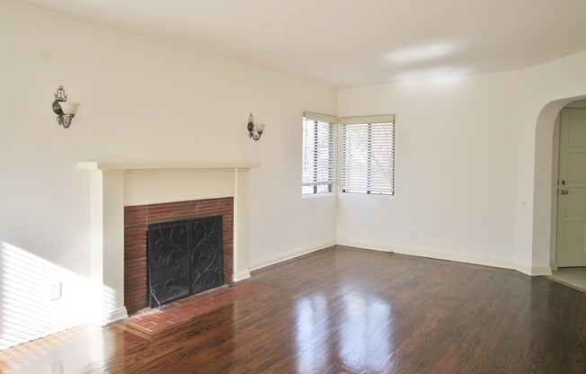 Open house Sat 12/21 1:30-3pm Darling home in Prime area of Culver City!   Pet friendly and ready for move-in!