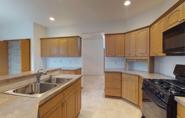 3 beds, 2.5 baths, $3,400