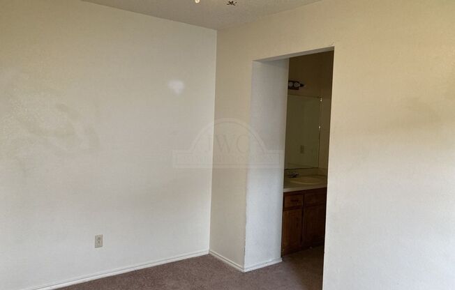 2 beds, 1.5 baths, $995, Unit 4504 Lago Cir Unit B