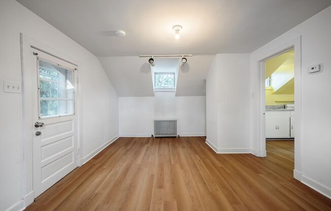 1 bed, 1 bath, $1,100, Unit Carriage House Apt