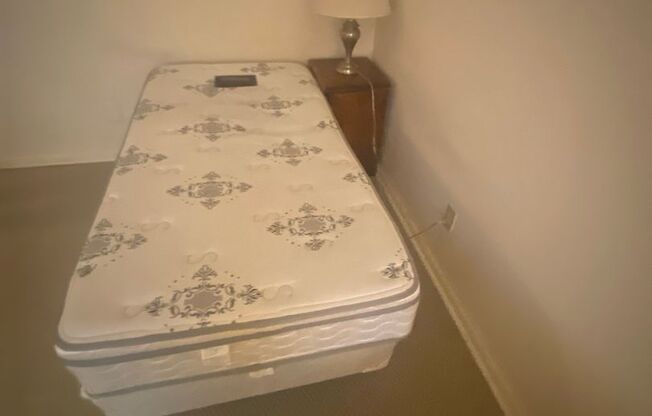 Studio, 1 bath, 323 sqft, $1,075, Unit O-105