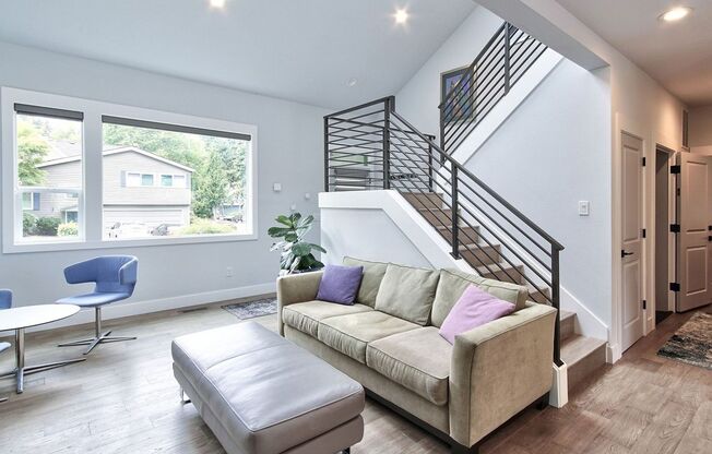 Fully Furnished Lake Oswego Gem!!!!